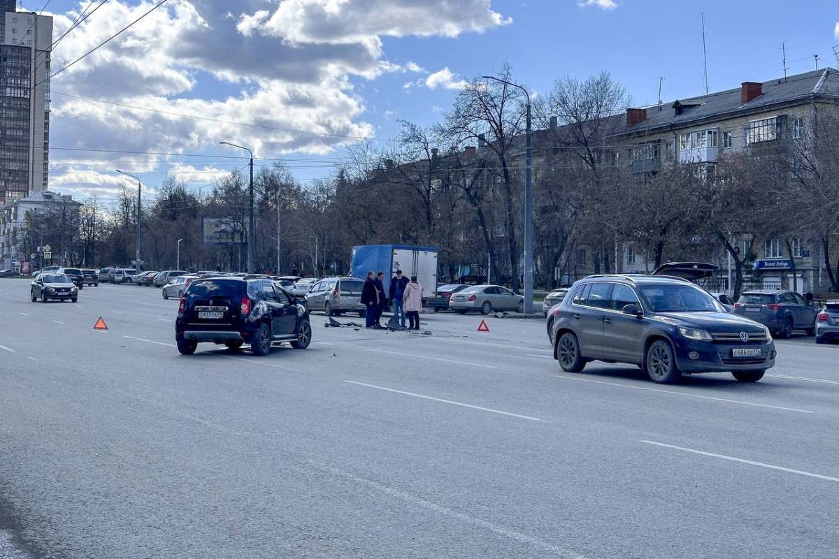 Автомобиль отбросило на встречную полосу после ДТП в центре Челябинска*1