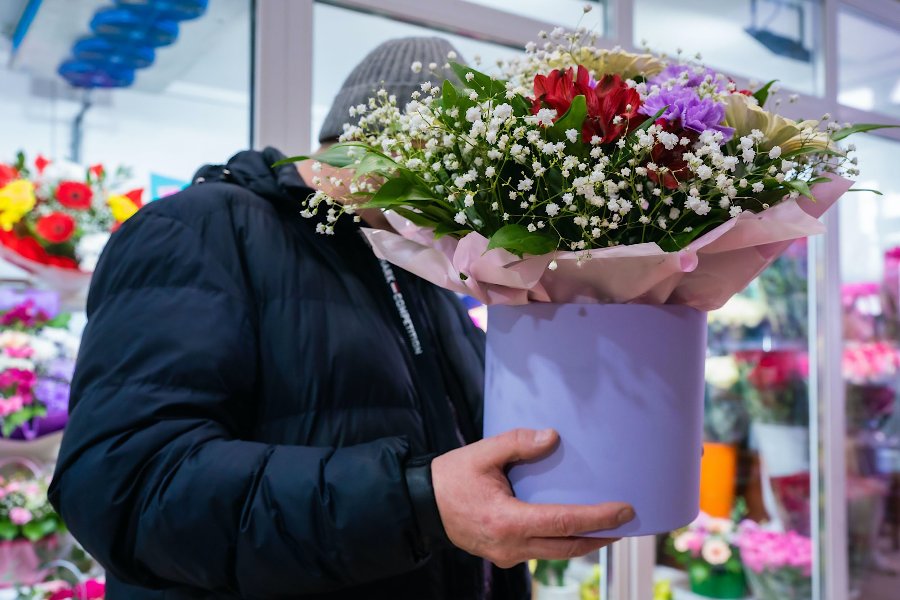 На всю зарплату: челябинцы закупаются цветами на День святого Валентина*1