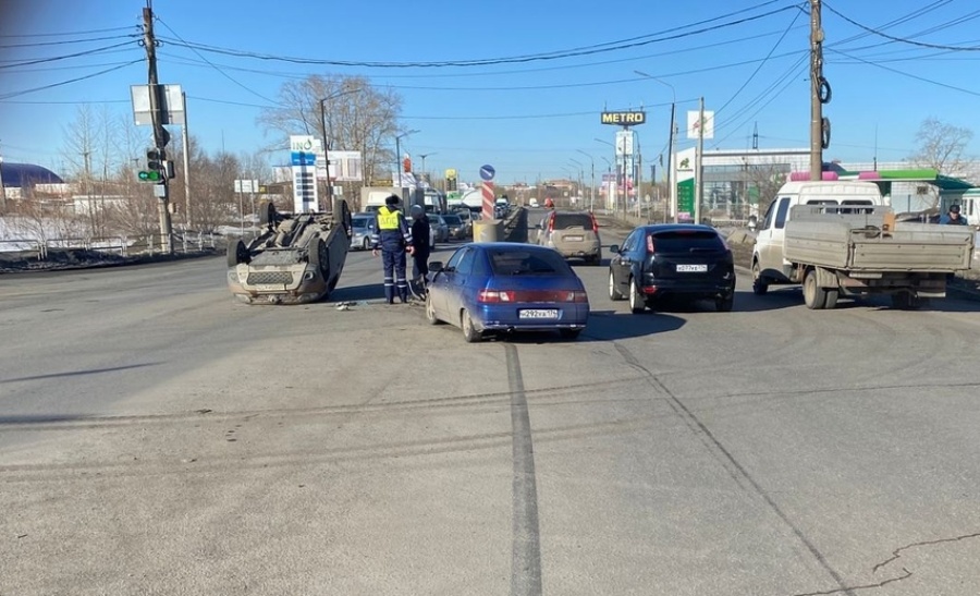Автомобиль перевернулся на крышу на дороге под Челябинском*
