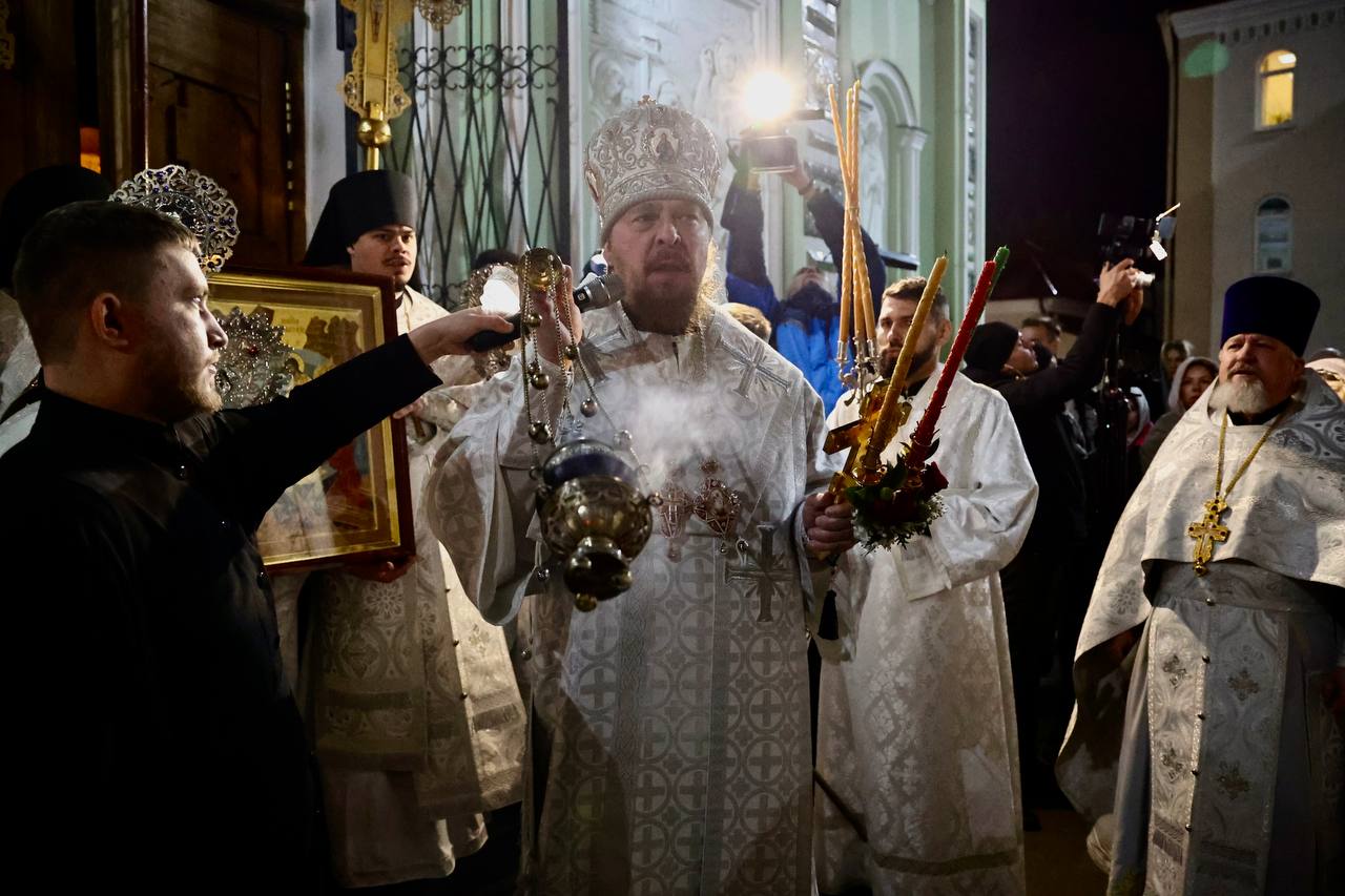 Ночью в Челябинске прошло Пасхальное богослужение с Благодатным огнем*