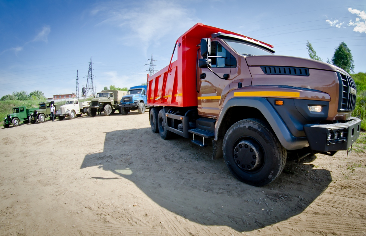 Водителя грузовика наказали за сброс мусора возле домов в Челябинске*