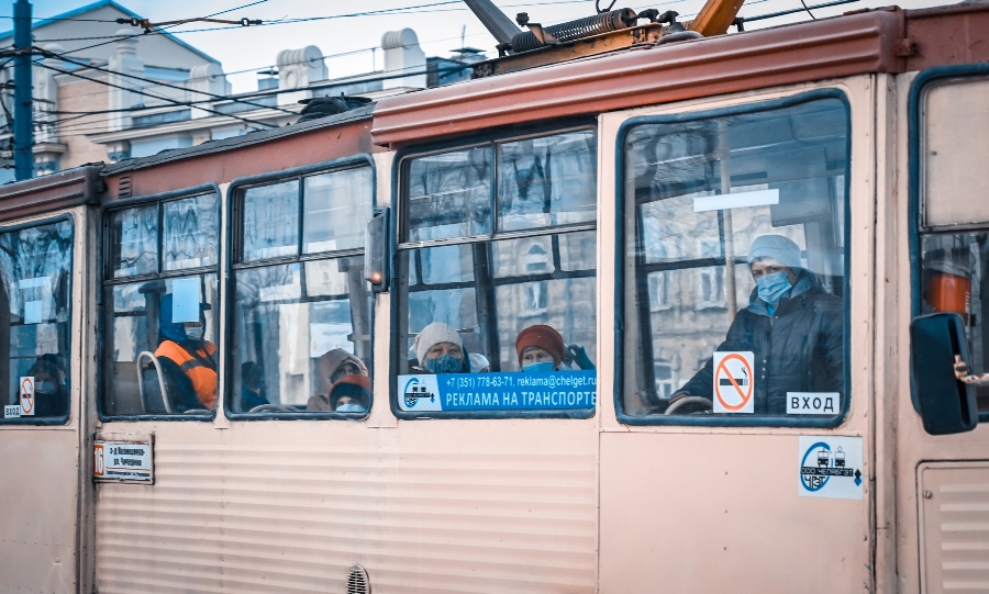 Сошедший с рельсов трамвай перекрыл проезд в самом центре Челябинска*1