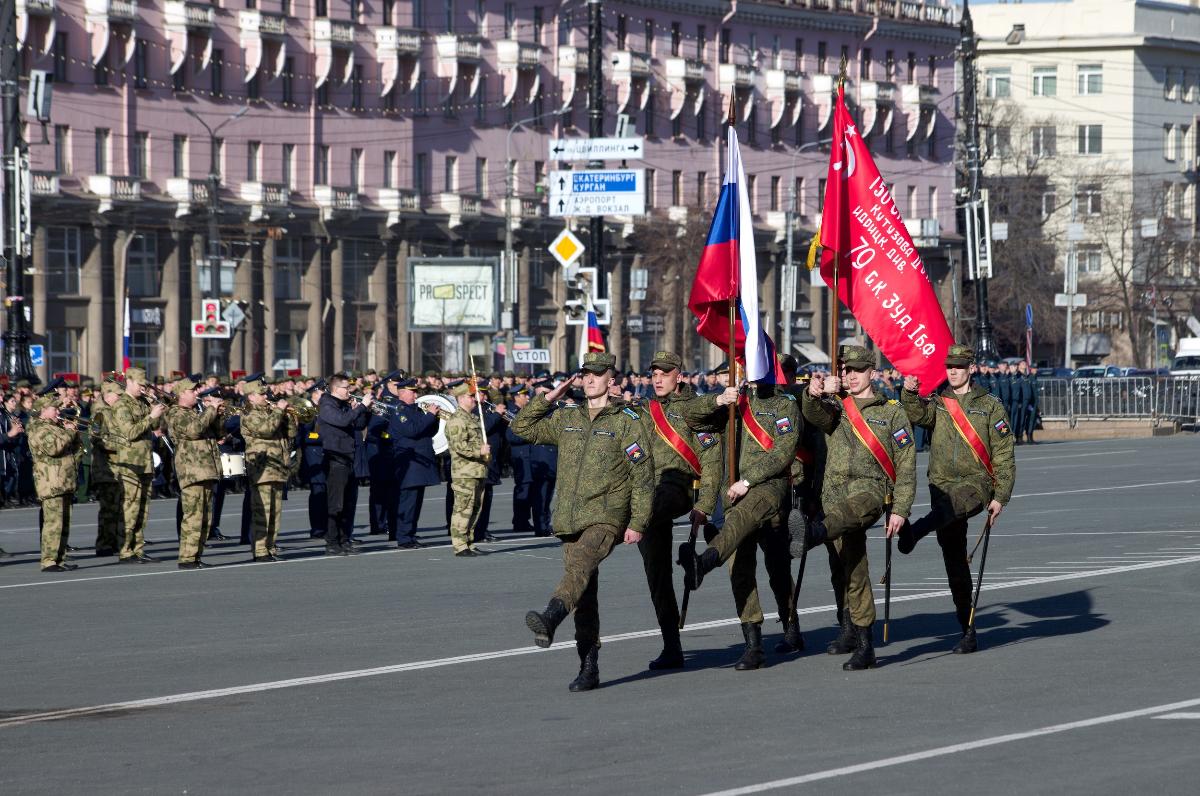 В Челябинске провели первую репетицию Парада: яркие кадры с площади Революции*1