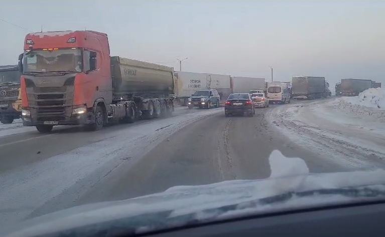 На трассе М-5 в Челябинской области возникли пробки из-за снегопада*