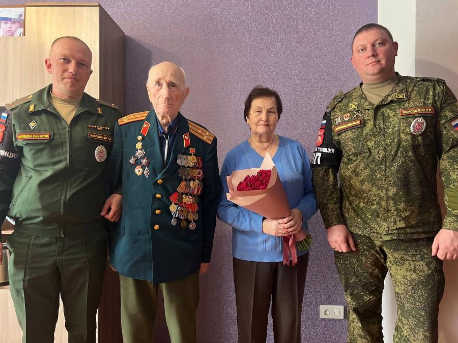 Военные полицейские ЦВО поздравили челябинского ветерана с Днем Победы*