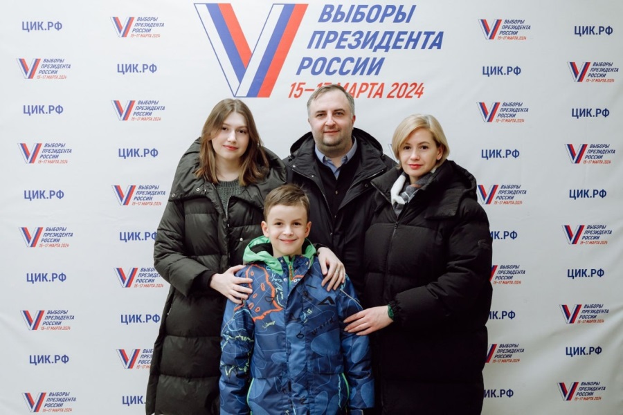 Спикер Заксобрания Челябинской области пришел голосовать вместе с семьей*