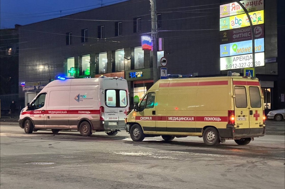 Nissan и реанимобиль столкнулись на перекрестке в Челябинске*1