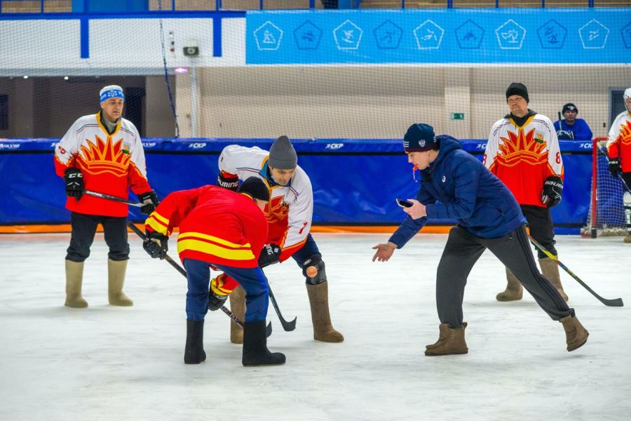 Борьба за золотой валенок: в Челябинске прошел необычный хоккейный турнир*1