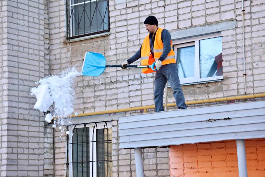 В Челябинске проверили очистку кровель от снега и наледи*1