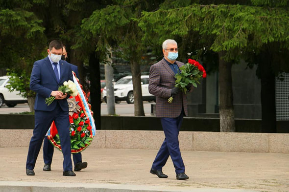 Губернатор почтил память павших в Великой Отечественной войне