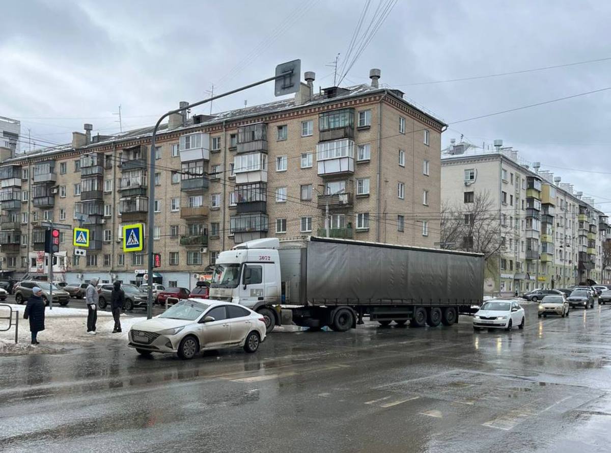 Двое школьников пострадали в ДТП с участием грузовика в центре Челябинска*