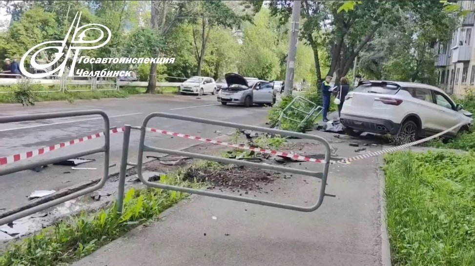 Водитель легковушки разнес забор в Челябинске во время ДТП и погиб*