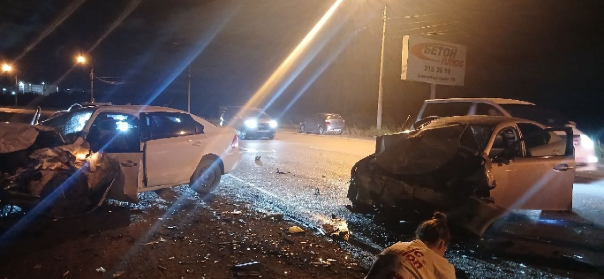 Два автомобиля разворотило во время жуткой аварии в Челябинске*