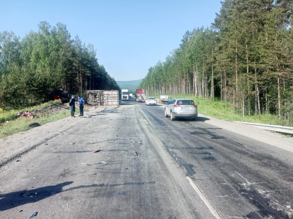 Два человека погибли в ДТП с Mazda и фурой в Челябинской области*