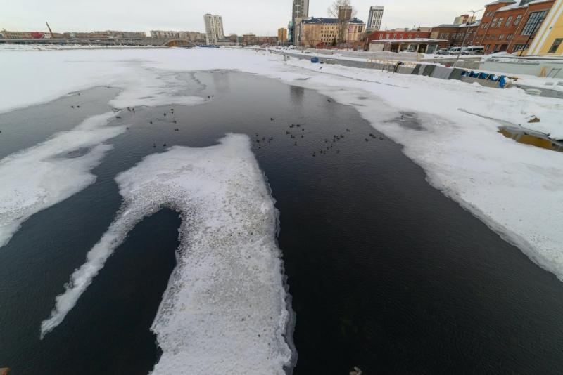 В Челябинске ребенок провалился под лед, играя со своими друзьями*1