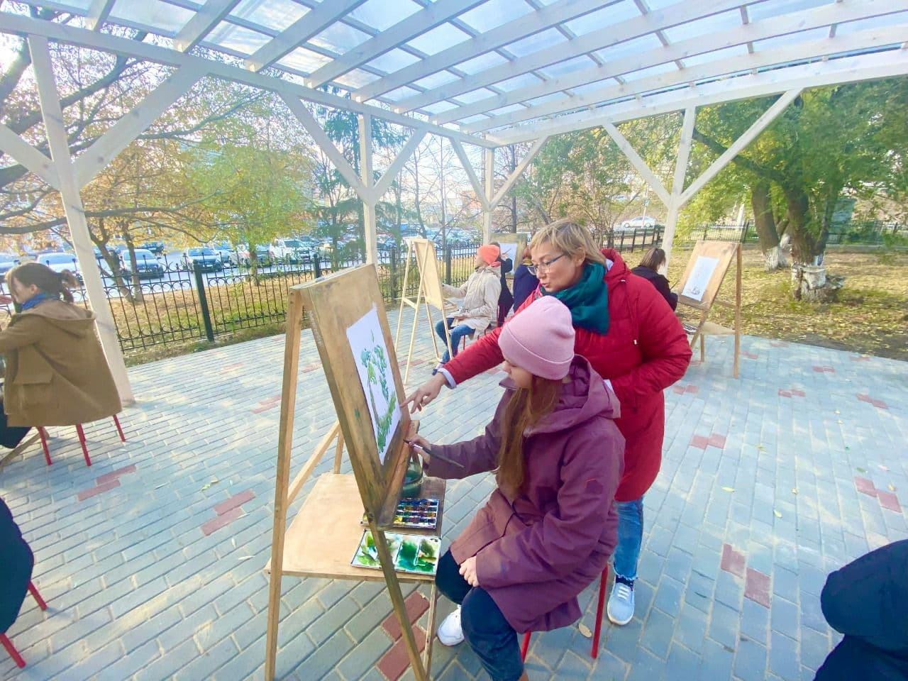Юные художники Челябинска занимаются на открытом воздухе в новом сквере