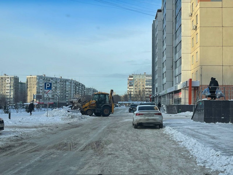 Тракториста и «управляйку» оштрафуют за сброс снега на газон