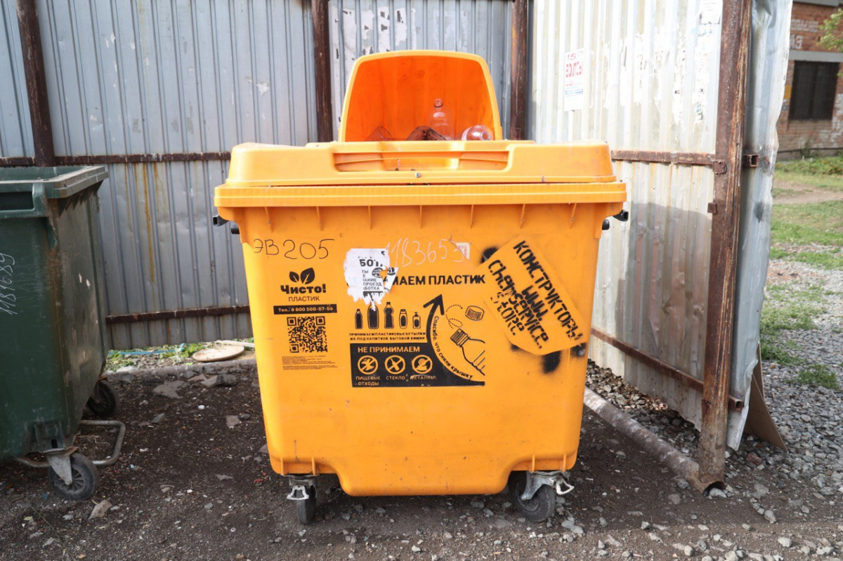 В Челябинске жёлтые контейнеры для вторсырья пришлось очищать от бытового мусора*