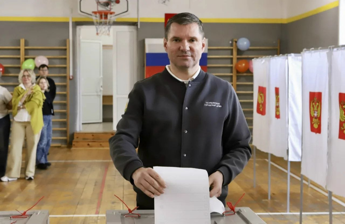 Глава Гордумы Челябинска Сергей Буяков пришел голосовать в  день рождения*