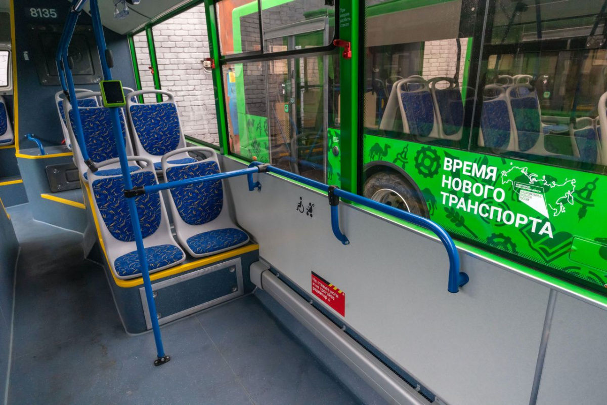 В Челябинске автобус поцарапал припаркованные во дворе автомобили*1