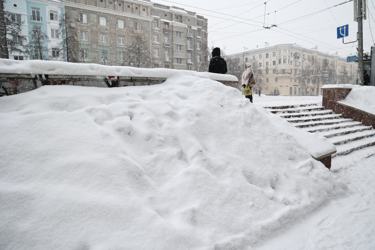 Погода держит в тонусе: в Челябинске продолжается борьба с сугробами*1