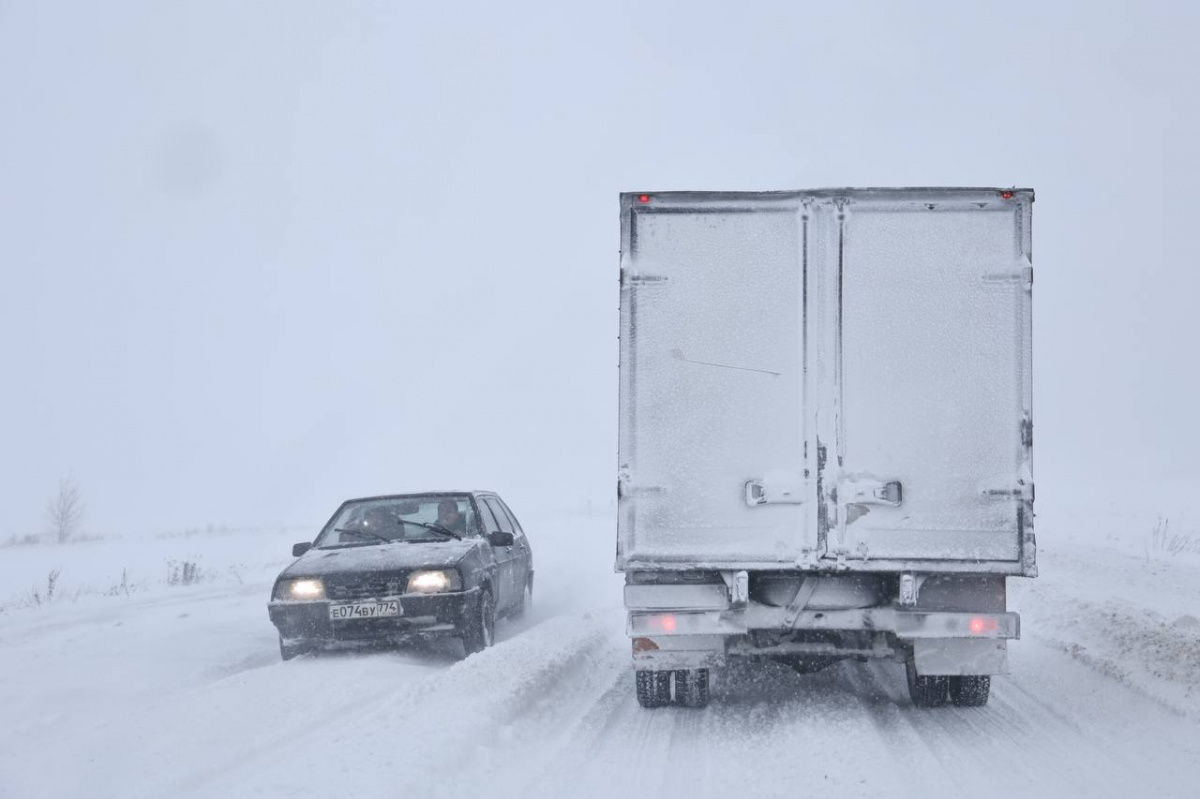Снегопад серьезно осложнил движение на трассе М-5 в Челябинской области*