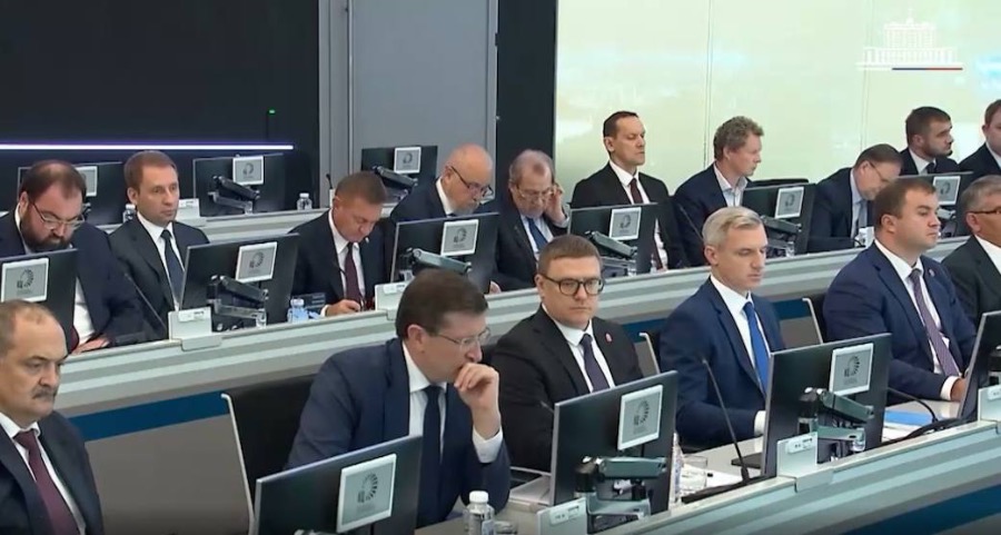 Текслер внес предложения по стратегии развития УрФО на сессии с Мишустиным *1