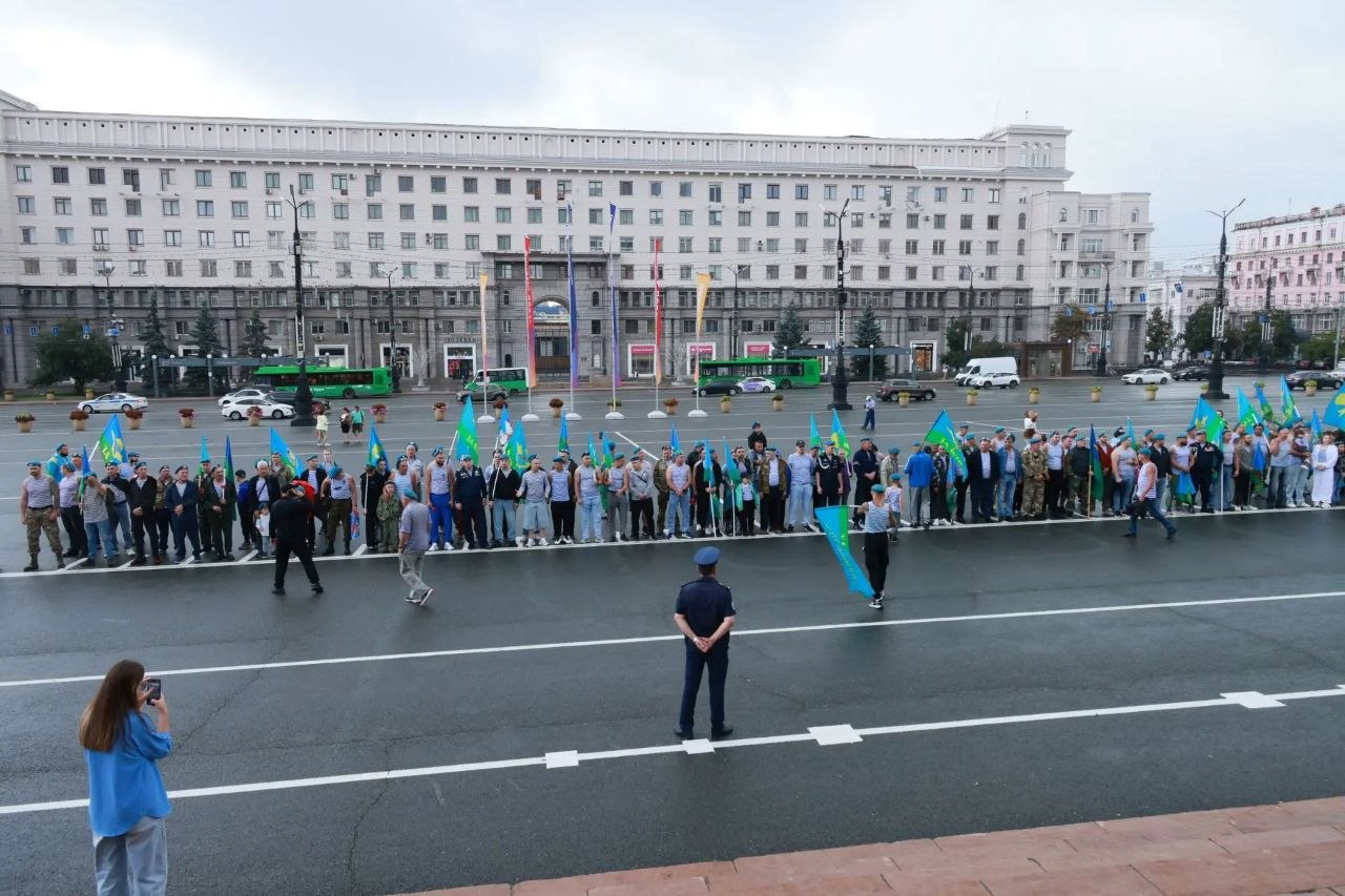 Подумаешь, дождь: погода не помешала отметить День ВДВ в Челябинске