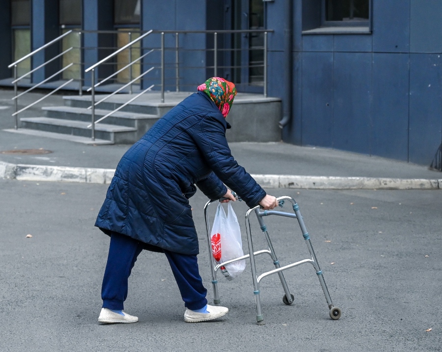 Челябинские полицейские нашли родственников потерявшейся 90-летней бабушки*1