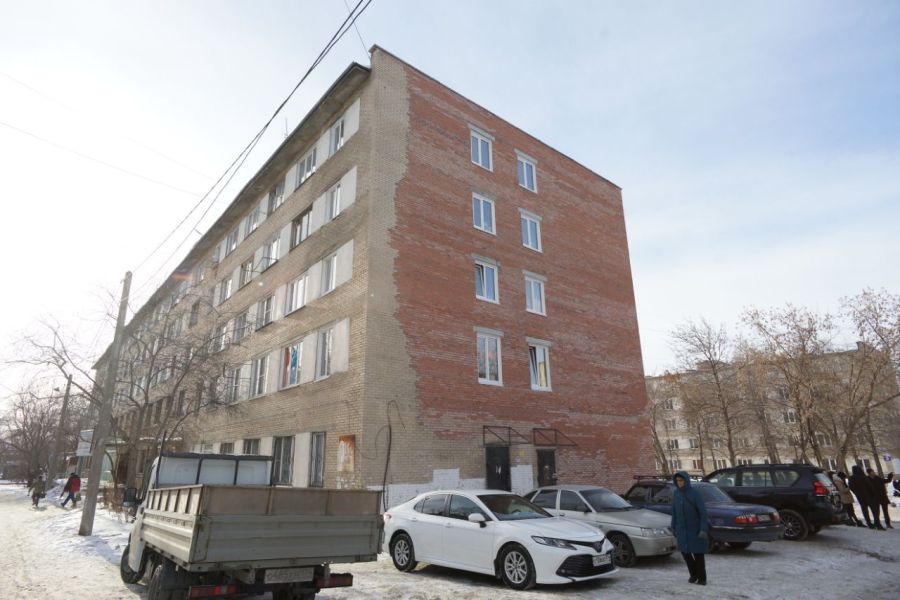 Как теперь выглядит общежитие в Челябинске, где ранее разобрали фасад