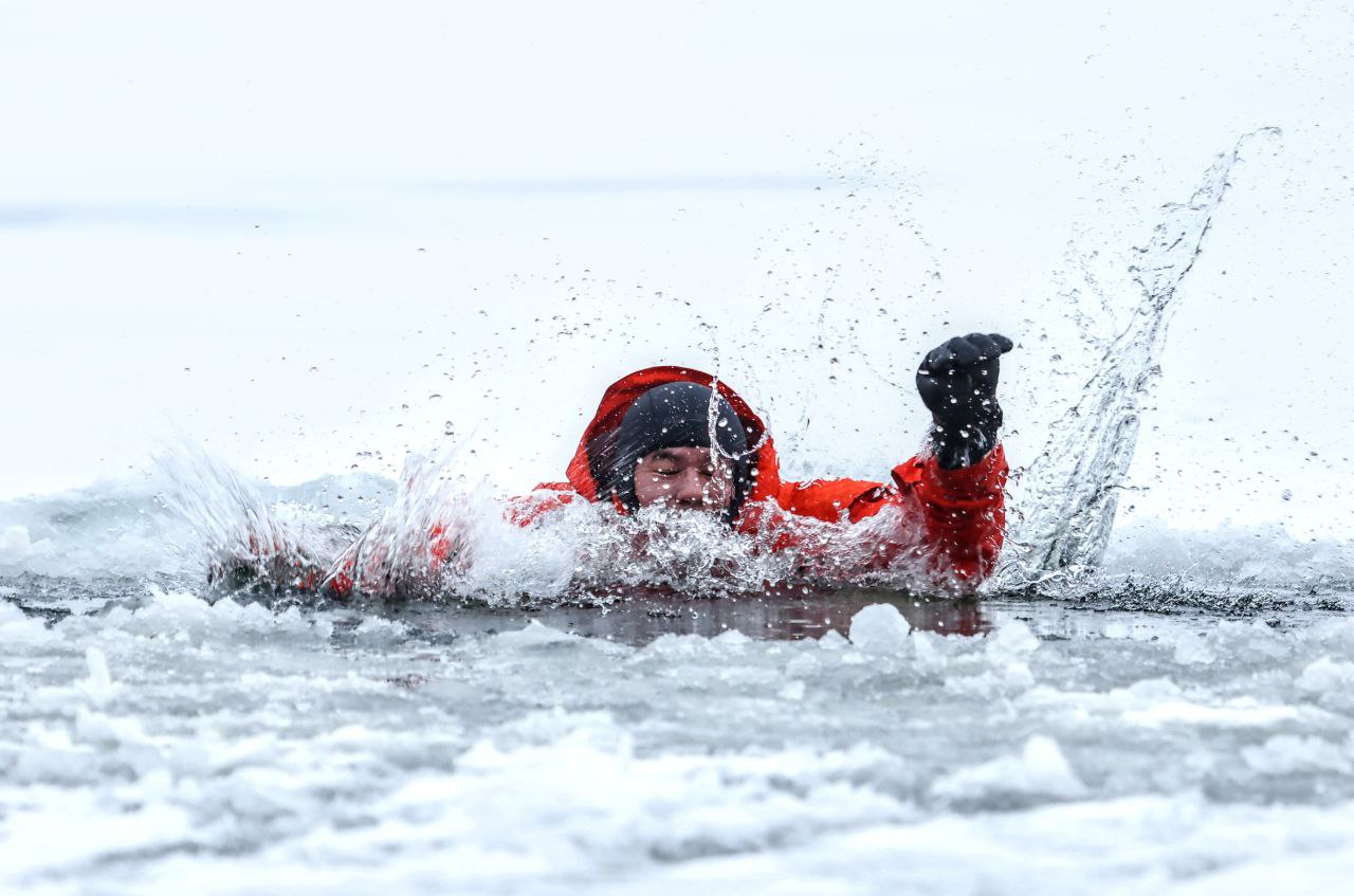Челябинские спасатели провели учения на тонком льду городского озера*1