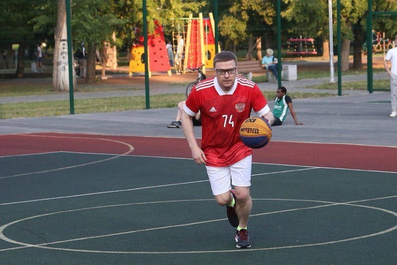 Алексей Текслер сыграл в баскетбол с молодыми челябинцами