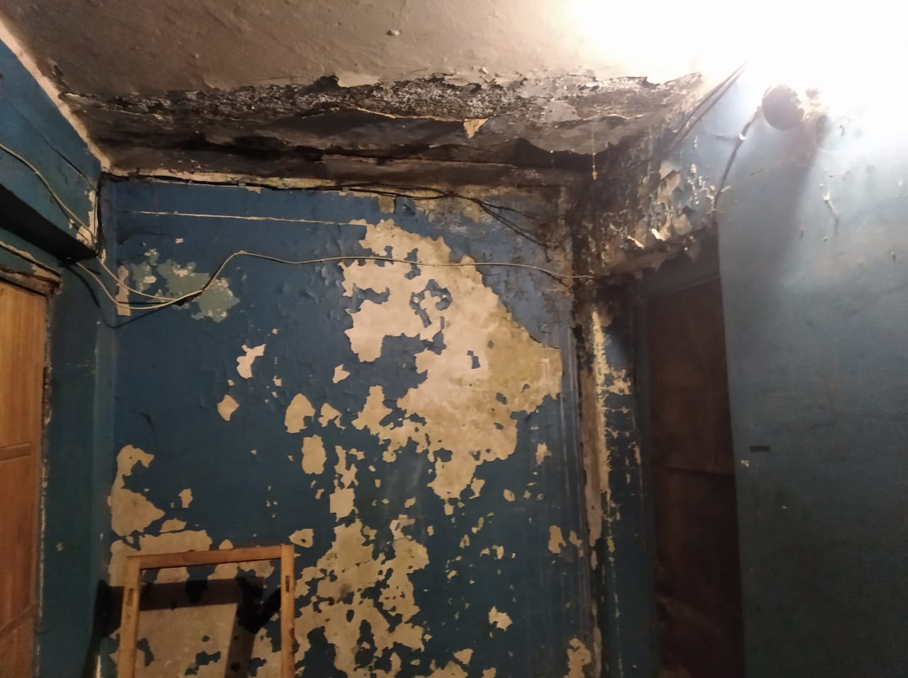 Жильцы промокшей насквозь пятиэтажки жалуются на плесень
