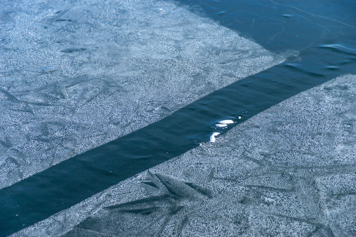 Челябинец потерял мотобуксировщик при поездке по водохранилищу*1