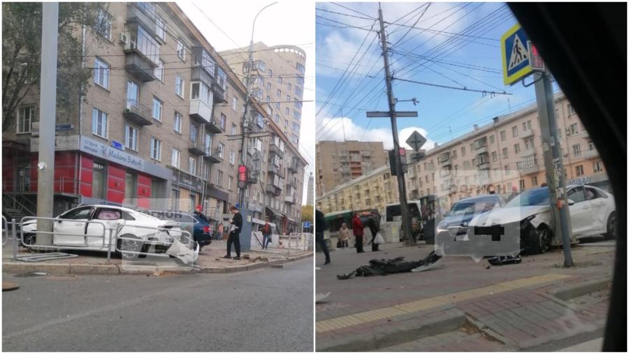 В Челябинске две машины после столкновения вылетели на тротуар и сломали забор