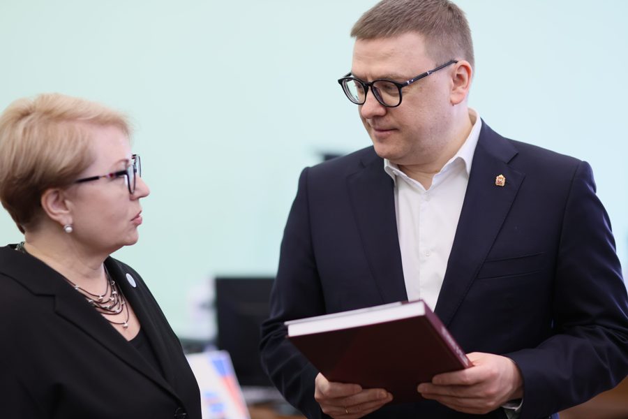 Алексей Текслер подарил челябинской Публичке книги из личной коллекции*1