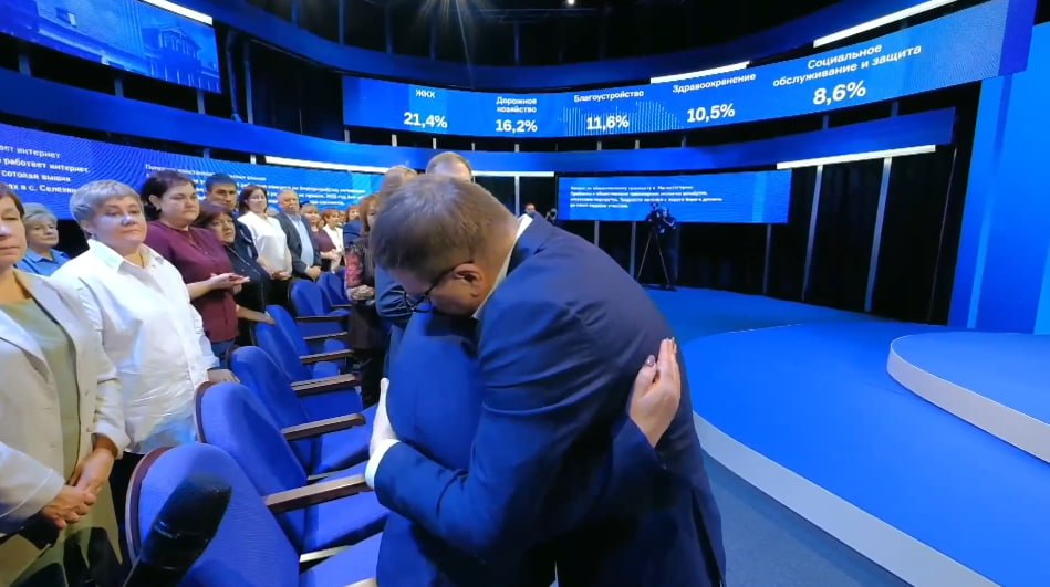 Губернатор Алексей Текслер встал и обнял мать двух Героев*