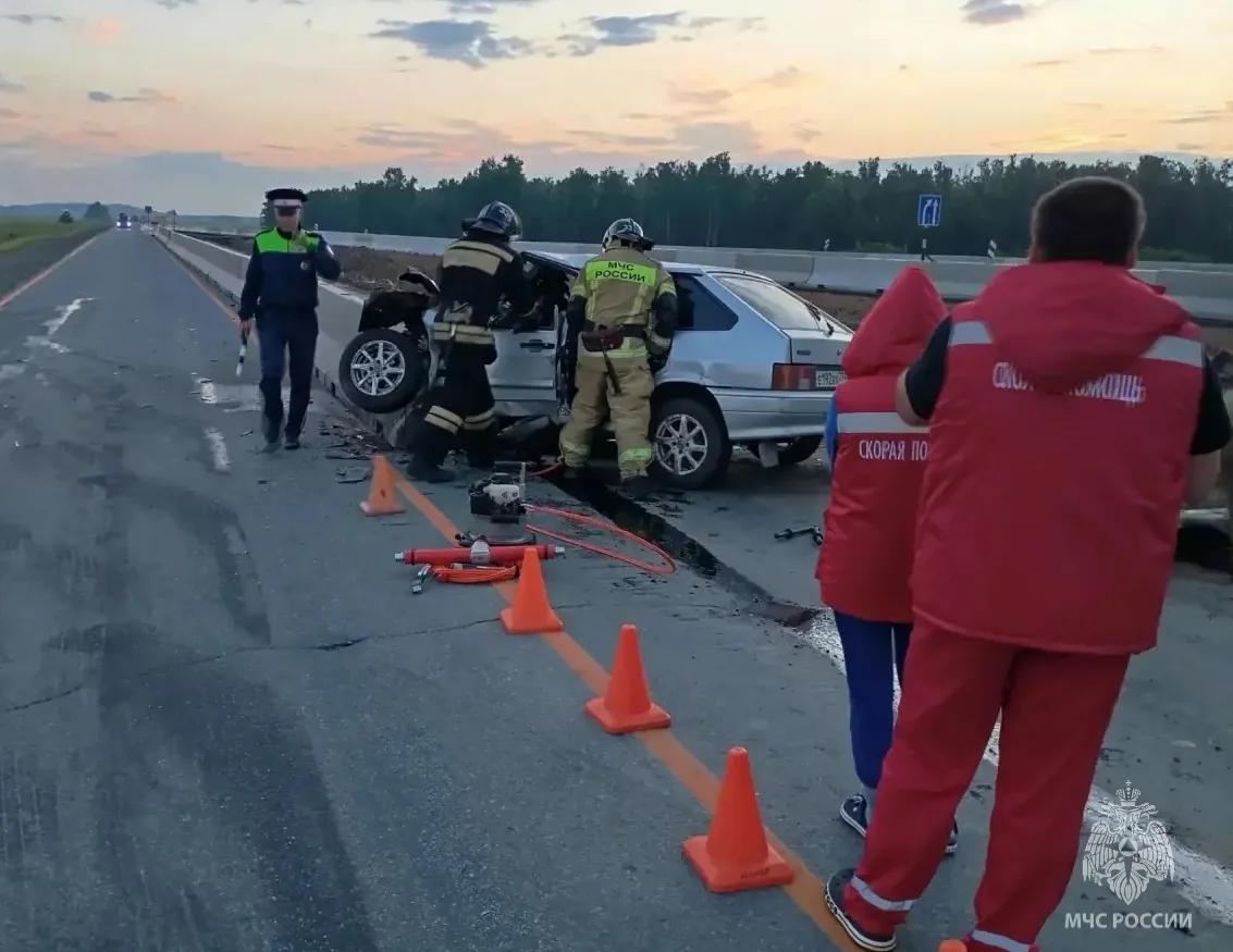 Водитель ВАЗа разбился в ДТП с отбойником в Челябинской области*