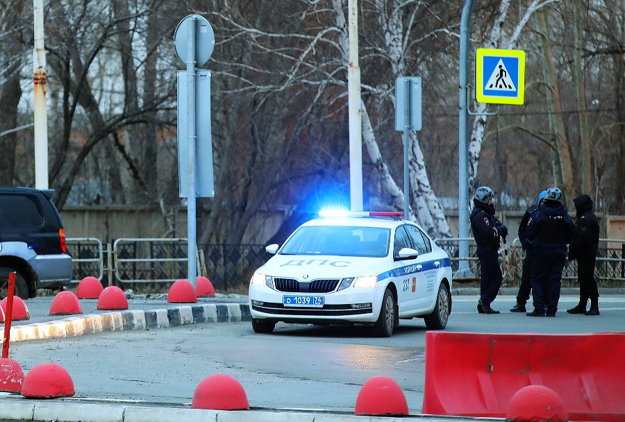 Грабитель с женским кошельком выбежал прямо на полицейских в Челябинске*1