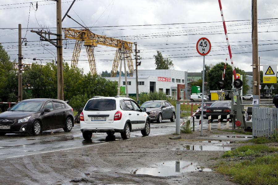 У поселка около челябинского аэропорта закроют железнодорожный переезд*1