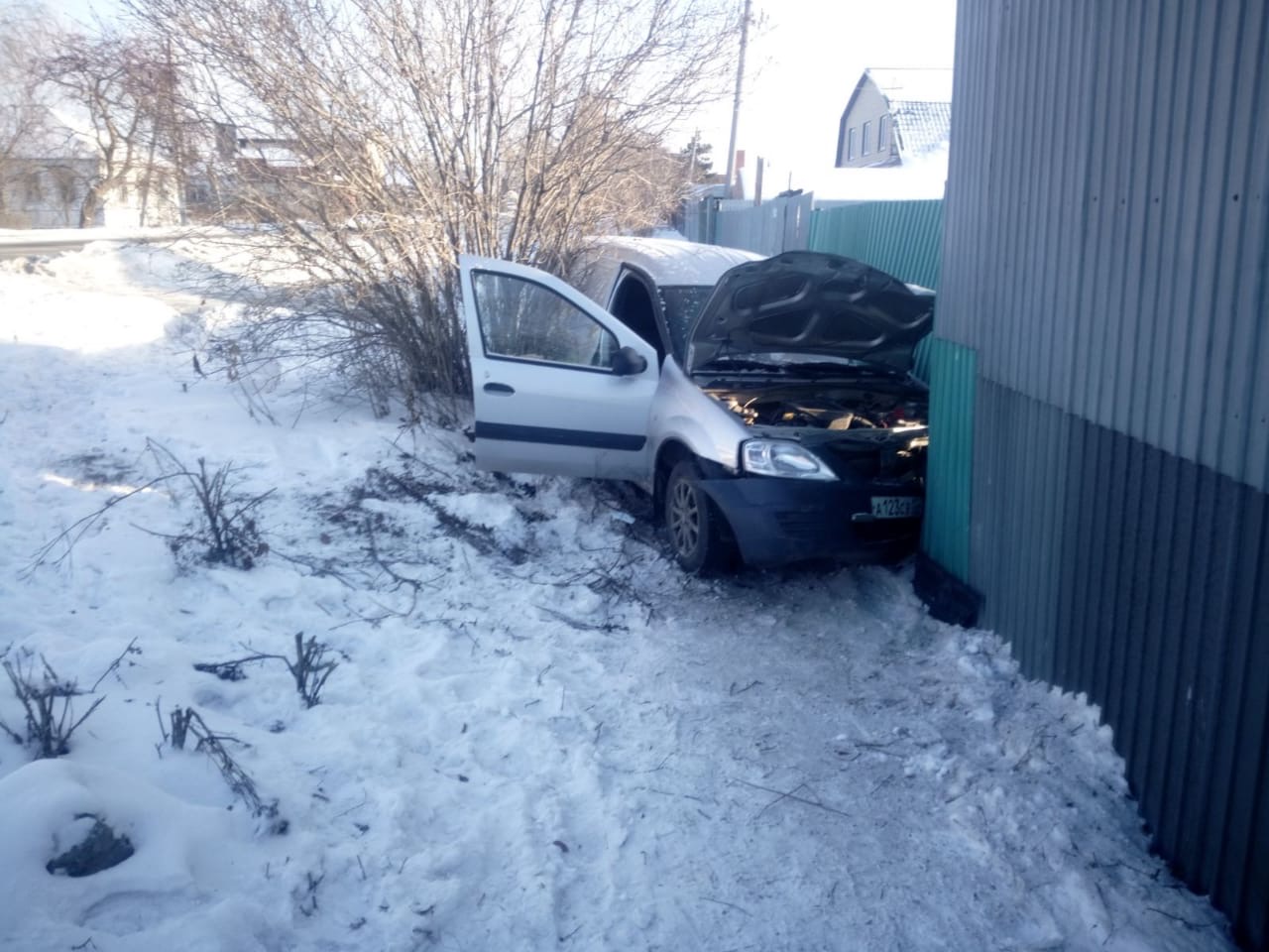 В Челябинске водитель врезался в забор и погиб