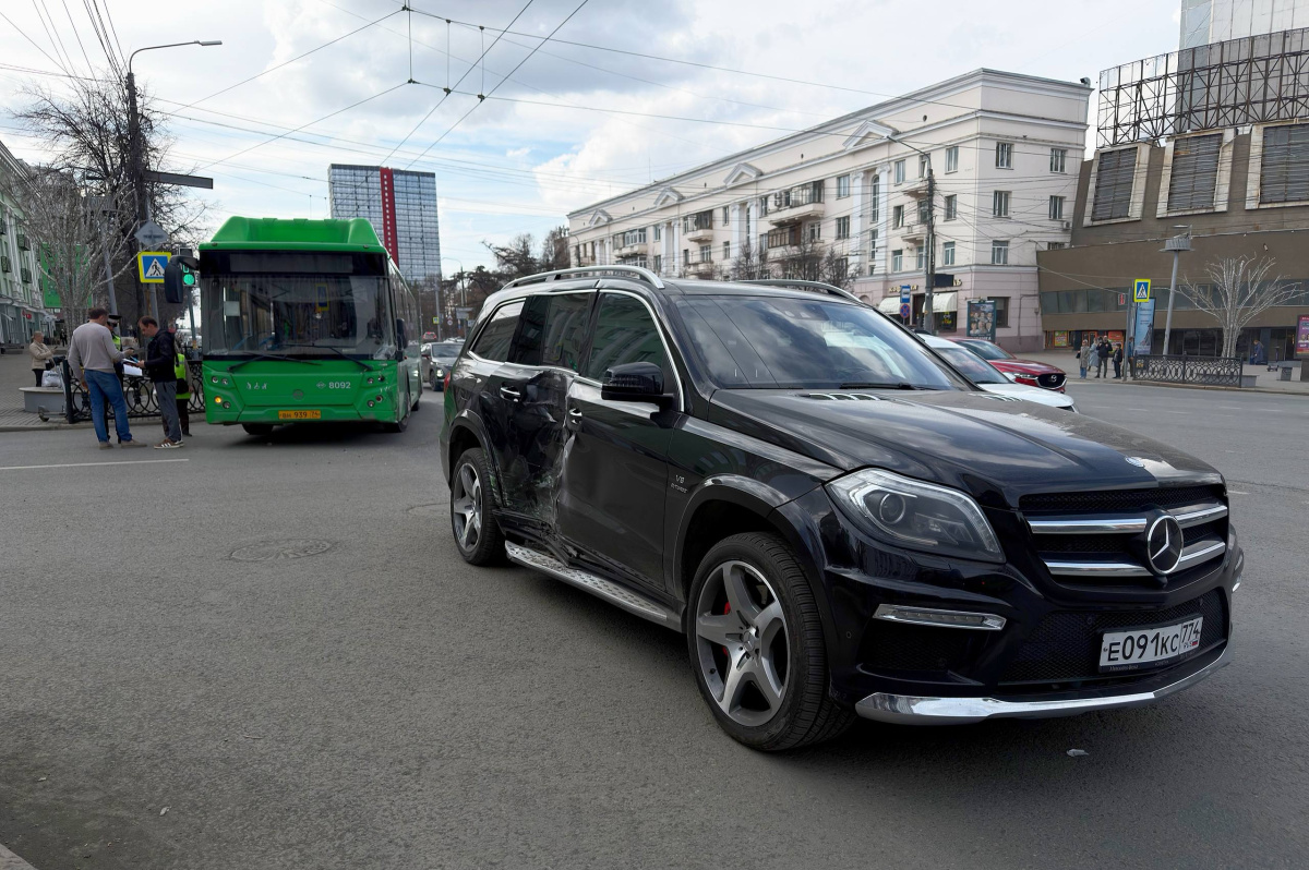 Автобус и Mercedes не поделили перекрёсток в центре Челябинска*