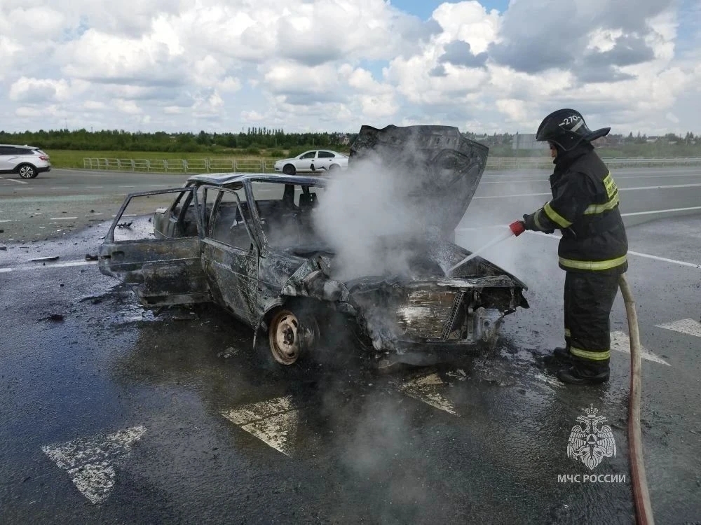 Автомобиль вспыхнул после лобового ДТП в Челябинской области*