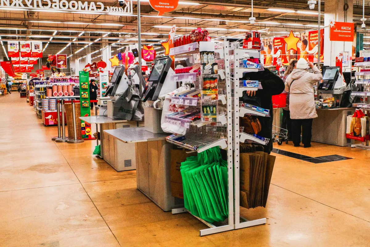 Житель Копейска вылетел из продуктового с корзиной прямо на полицейских*