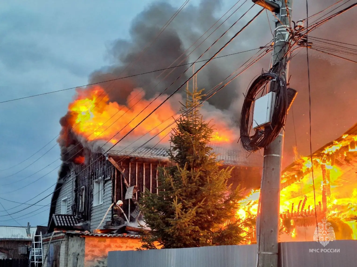 В Златоусте огонь оплавил коттедж и уничтожил соседний дом*