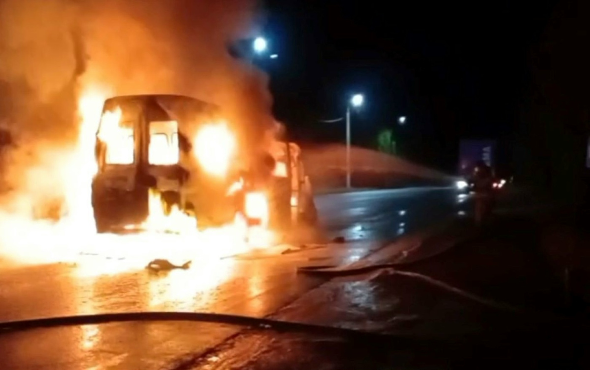 Автобус с 17 пассажирами загорелся после ДТП на дороге Южноуральск – Магнитогорск*