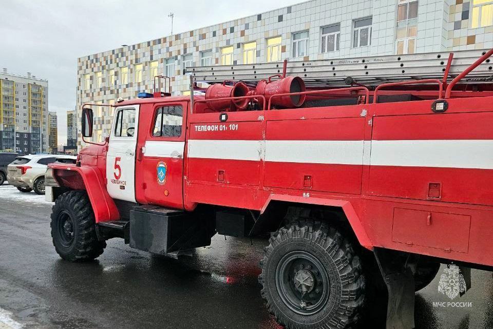 800 учеников эвакуировали в Челябинске из-за пожара в раздевалке*