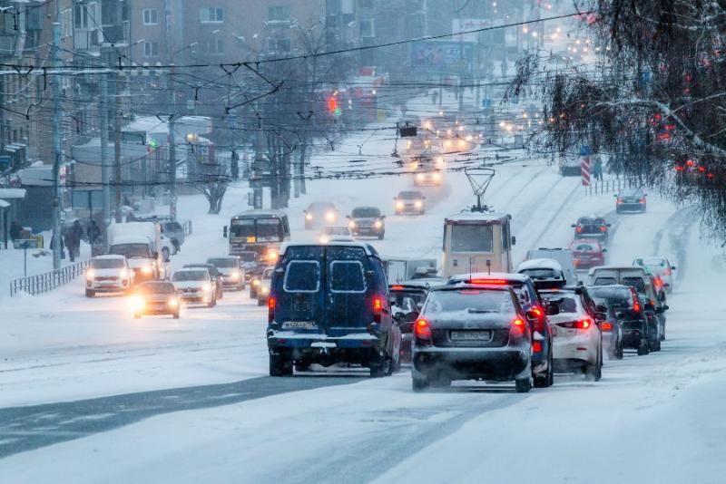 Девятибалльные пробки из-за снега и ДТП сковали улицы Челябинска 