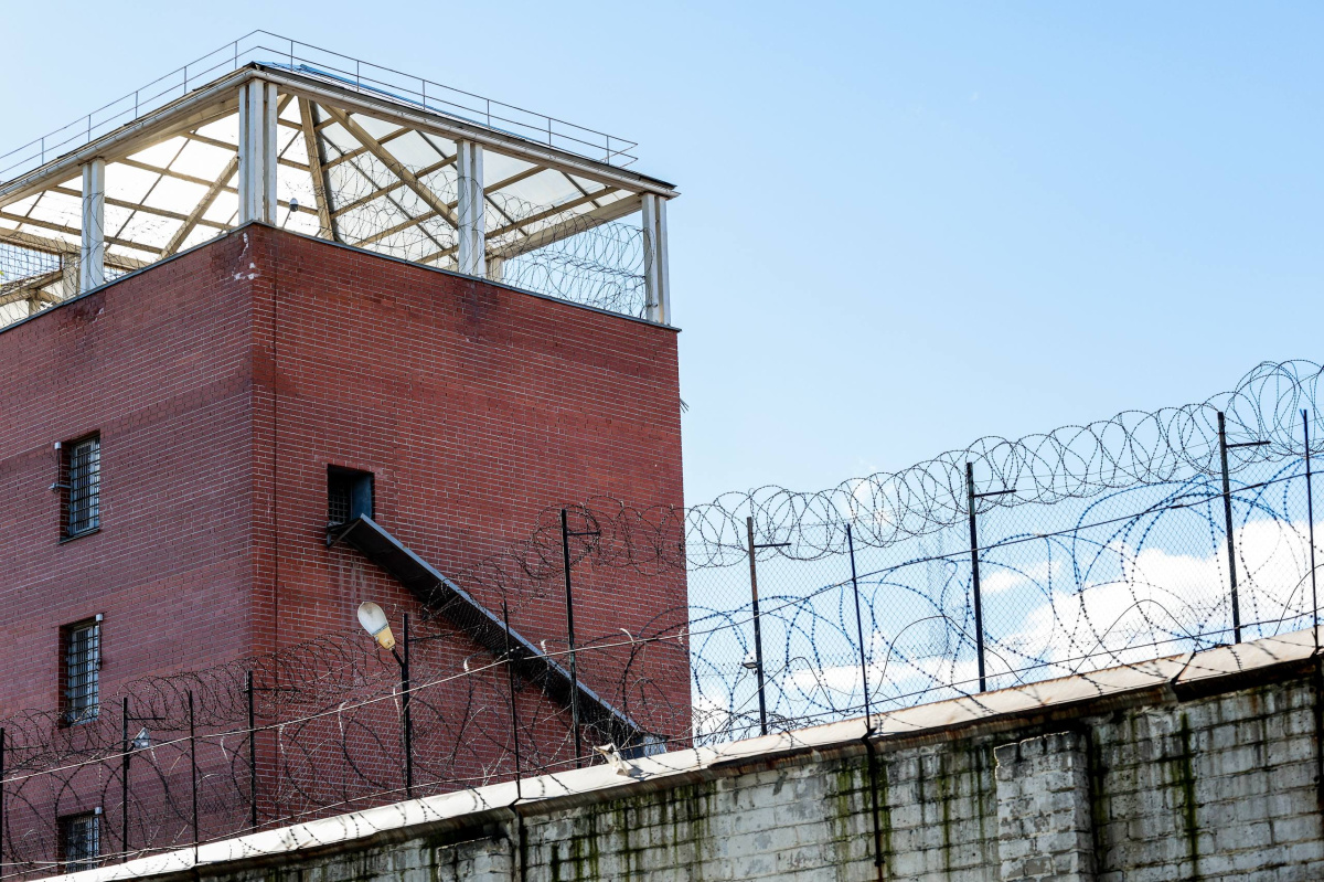 В Копейске мужчина зарядил арбалет наркотиком и прицелился в колонию*