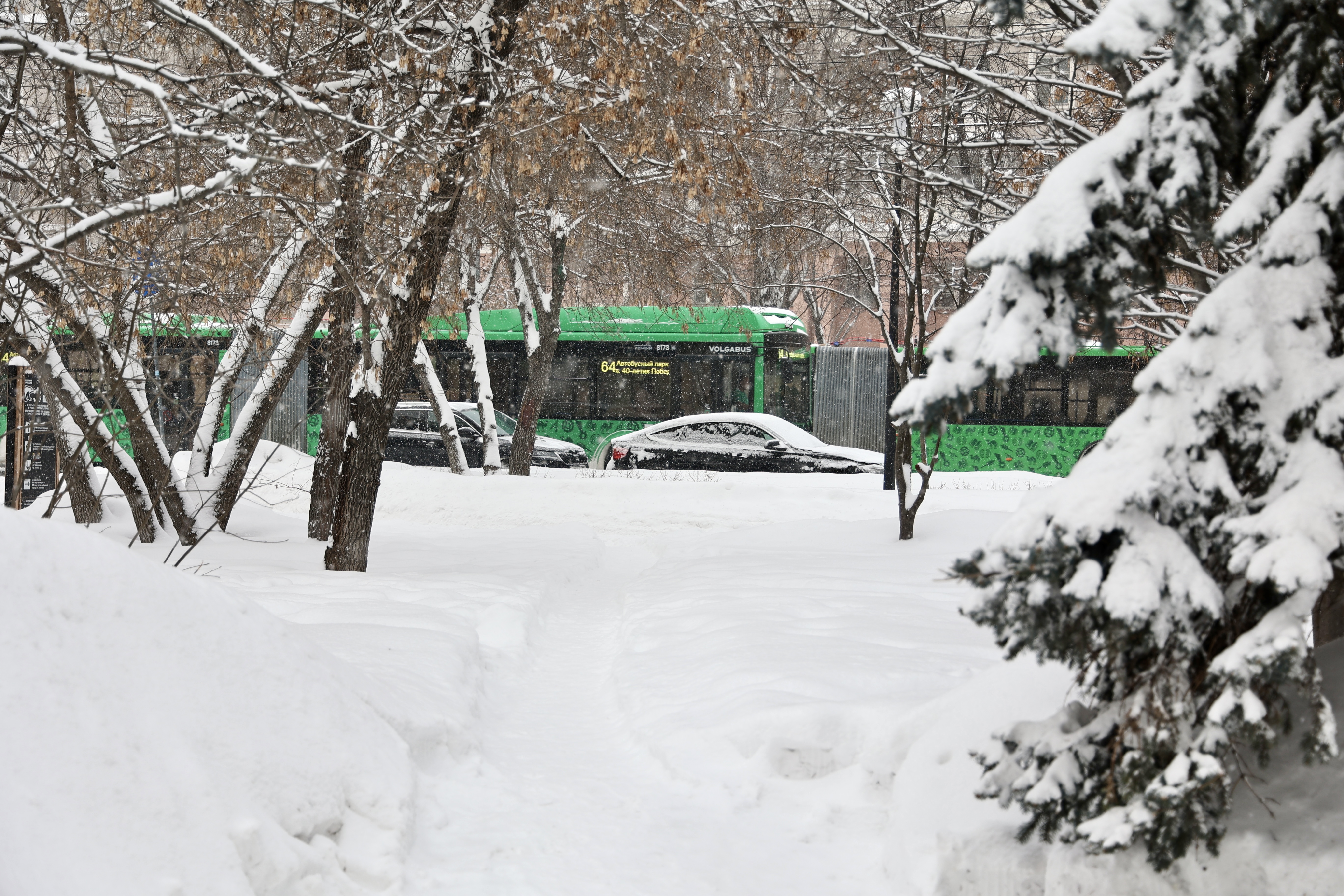 Погода держит в тонусе: в Челябинске продолжается борьба с сугробами